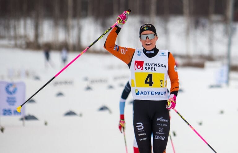 Moa Hansson under dagens mixedstafett i Bollnäs
