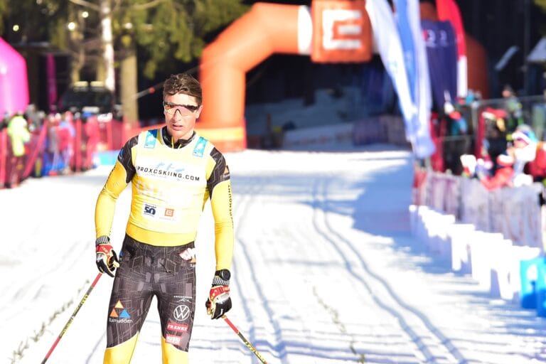 Max Novak i gula ledarvästen under Jizerska 50 2022.