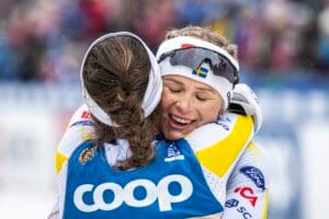 Damtränaren Stefan Thomson lyfter fram de svenska lagets sammanhållning som en av nycklarna till framgångarna i VM.