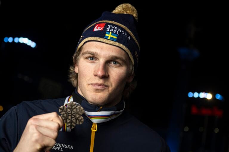 Edvin Anger med bronsmedaljen efter herrarnas stafett i VM.