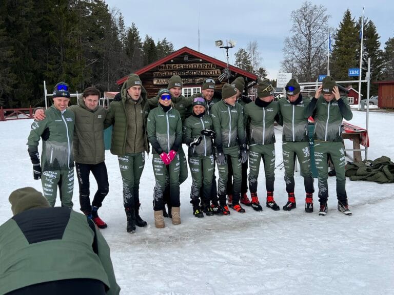 Leo Johansson och Ski Team Göhlins poserar under ett lagfoto