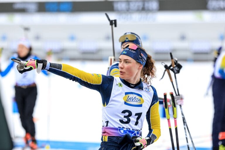 Hanna Öberg visar att hon är i form efter att ha gått i mål som tvåa i kortdistansen i Pokljuka.