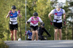 Skidåkare under ett träningsläger. En årlig träningscykel kan gagna dig som skidåkare.