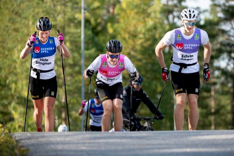 Skidåkare under ett träningsläger. En årlig träningscykel kan gagna dig som skidåkare.