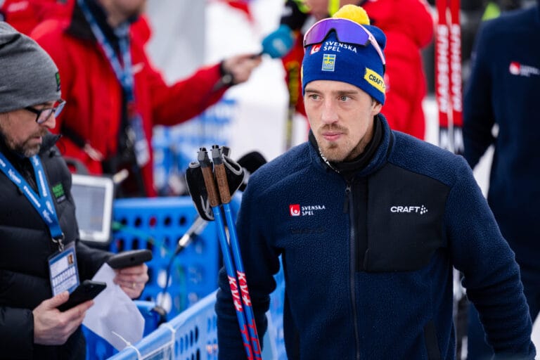 Calle Halfvarsson utmanade profiler i hockeymatch