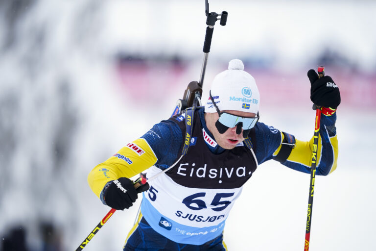 Svårt för de svenska herrarna under sprinten i skidskytte-EM