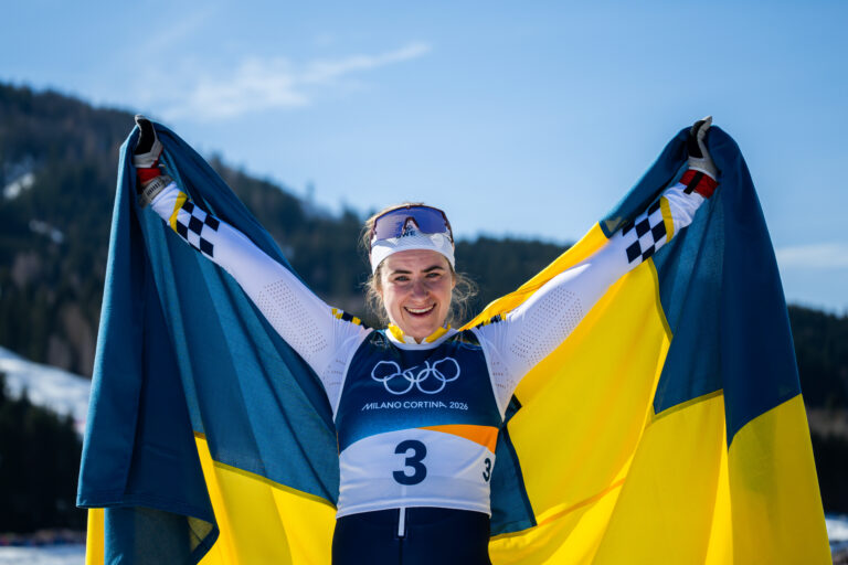 Ebba Andersson visar var skåpet ska stå